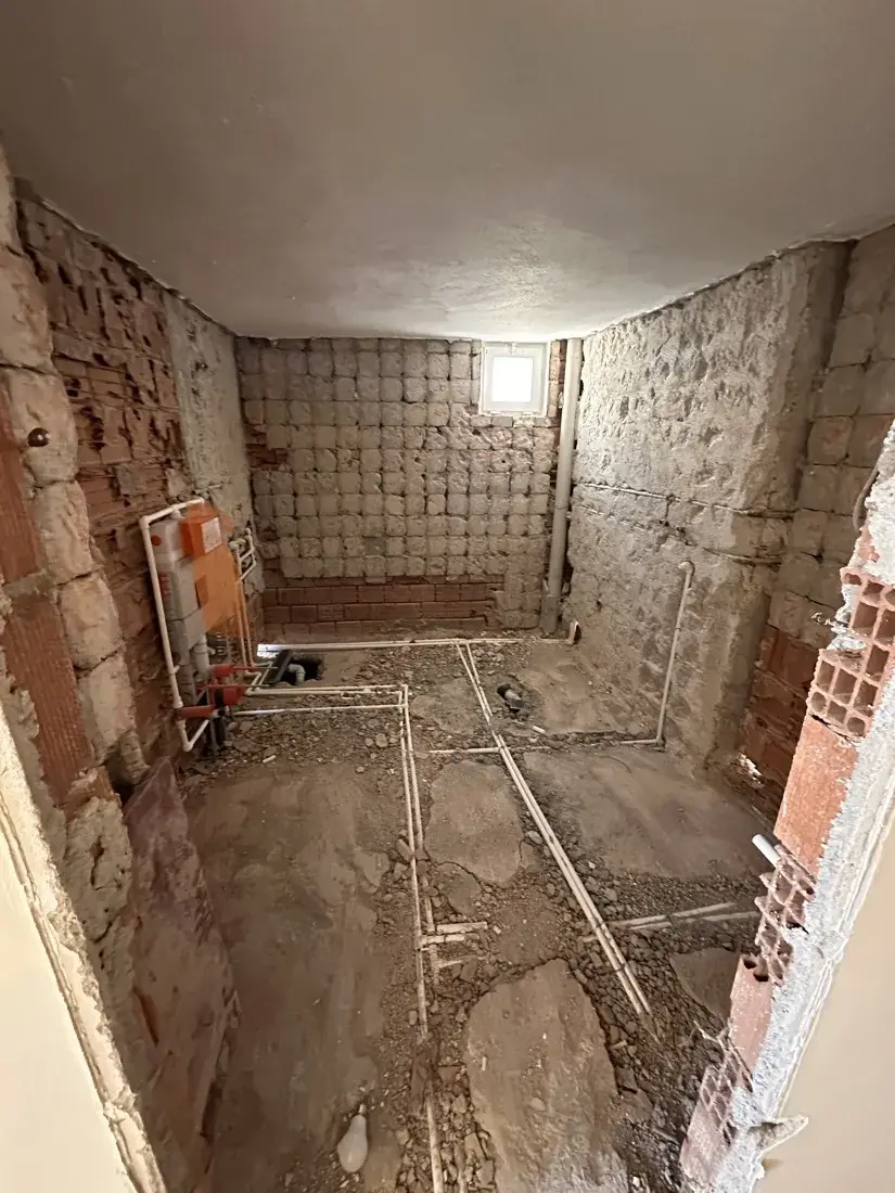 Söküm sonrası banyo: yeni su ve gider tesisatı çekilmiş, gömme rezervuar kasası monte edilmiş