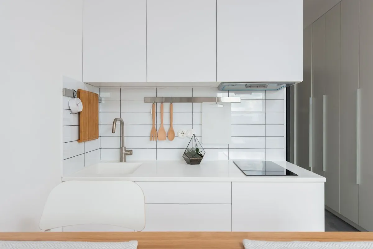 Handleless White Lacquered Kitchen