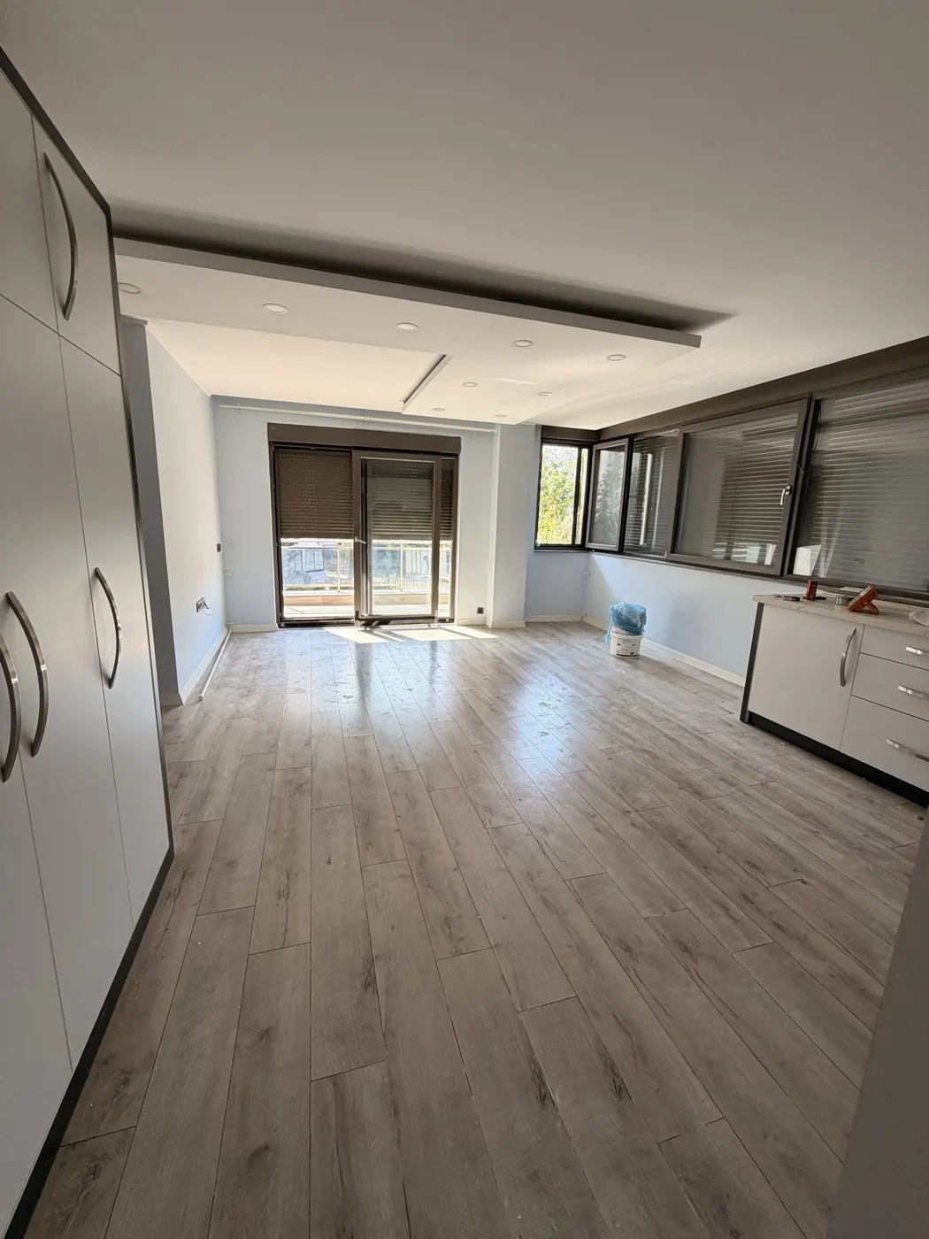 Güzeloba Kısmi Konut Renovasyonu — Salon — gömme dolap hattı ve alçıpan tavan