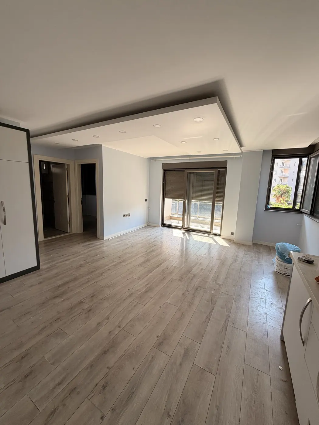 Güzeloba Kısmi Konut Renovasyonu — Salon — tavan kademesi ve pencere hattı