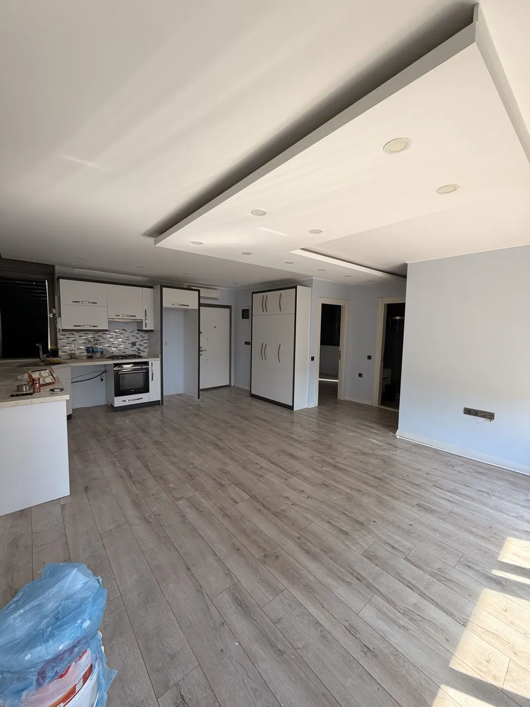 Güzeloba Kısmi Konut Renovasyonu — Salon ile mutfak arasındaki geçiş