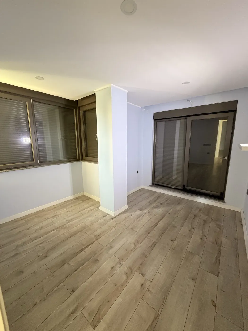 Güzeloba Kısmi Konut Renovasyonu — Oda — parke ve korunan ahşap doğrama