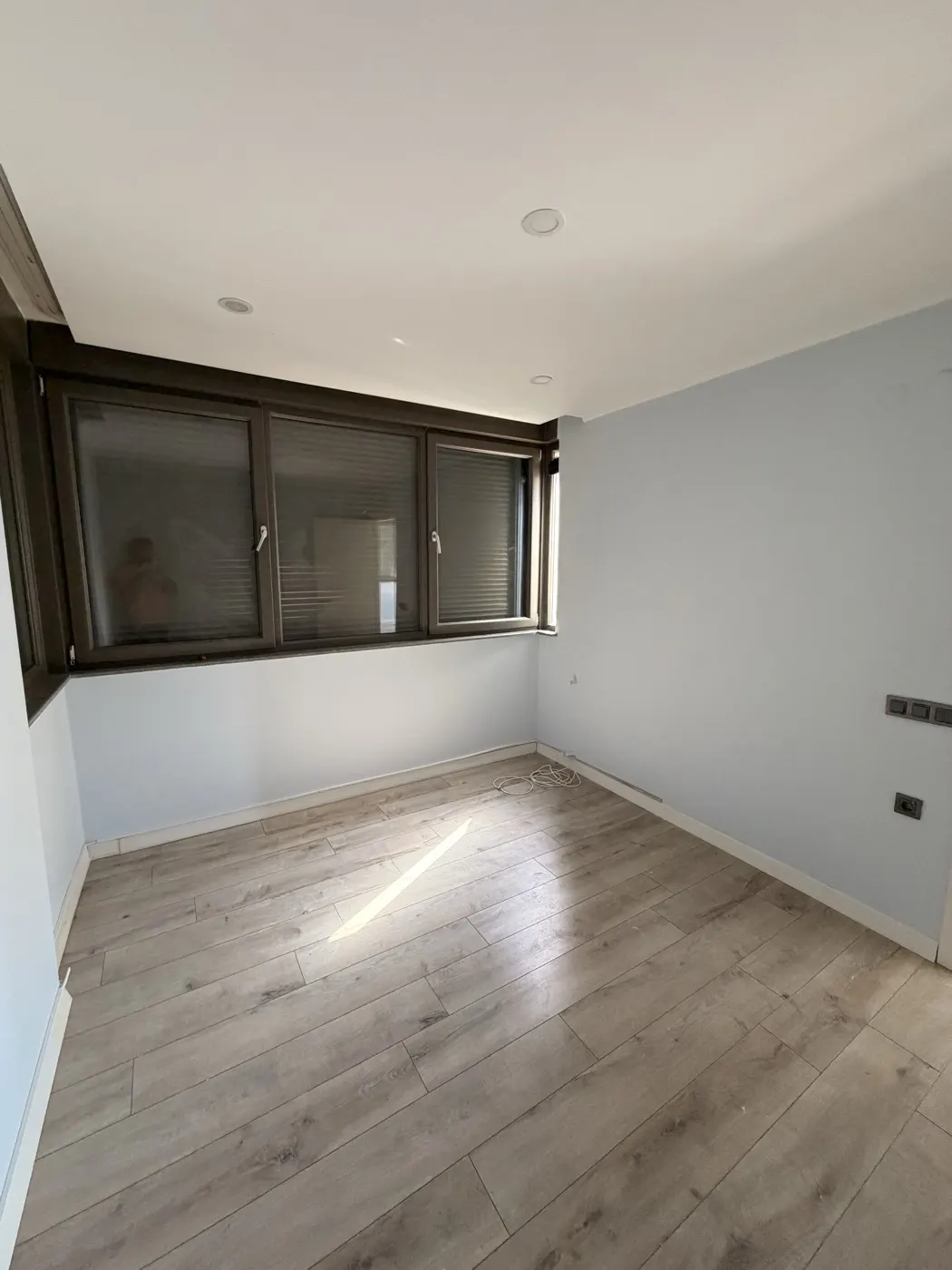 Güzeloba Kısmi Konut Renovasyonu — Oda — pencere hattı ve priz tesisatı