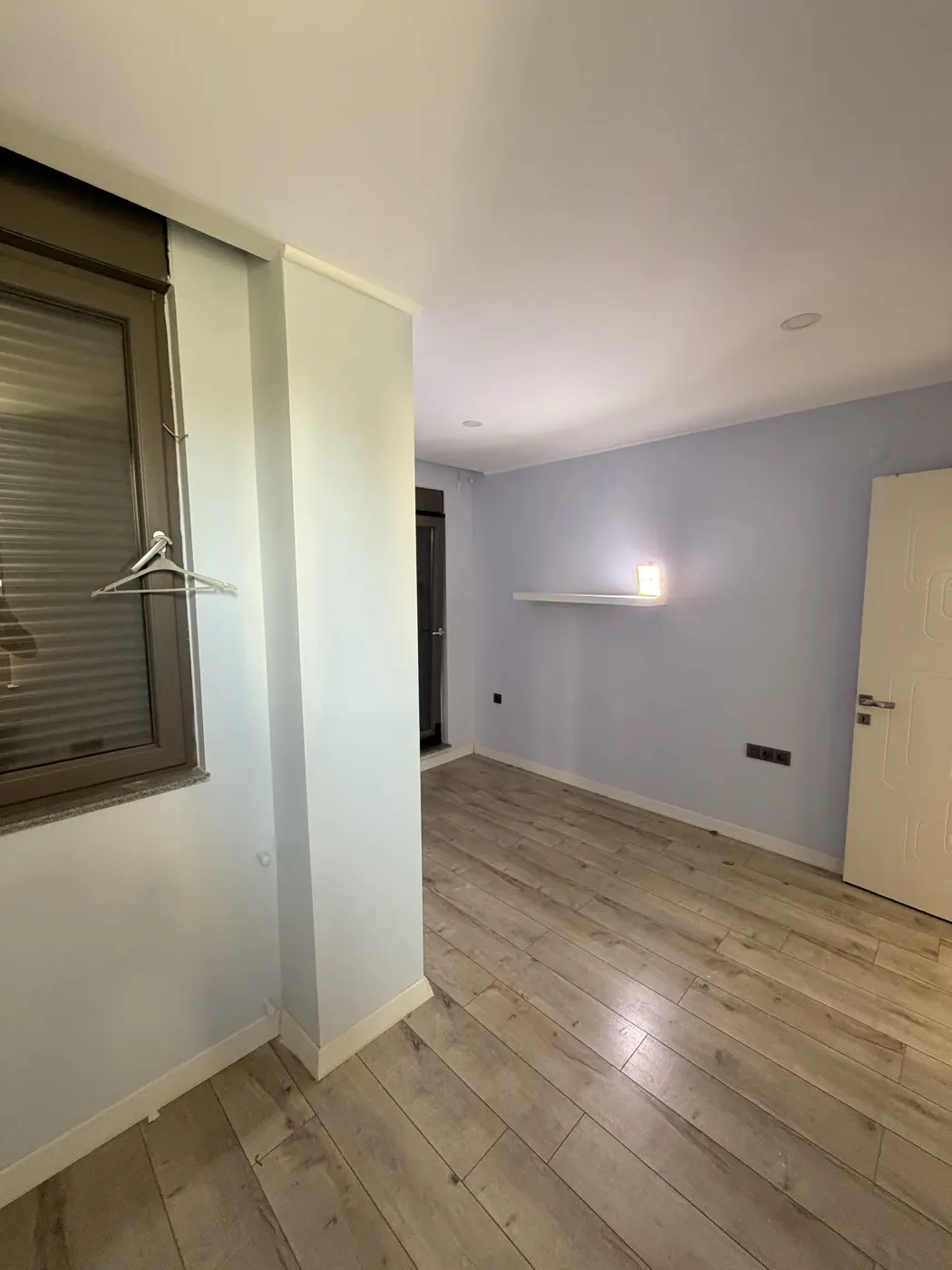 Güzeloba Kısmi Konut Renovasyonu — Oda — lila tonu duvar