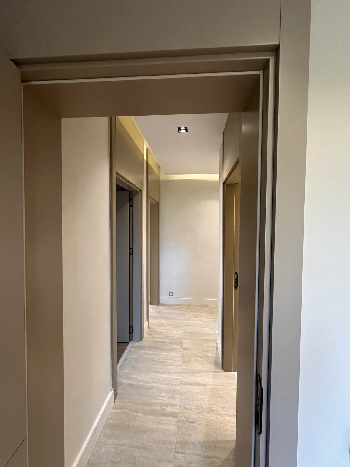Koridor — giriş yönü — renovasyon sonrası