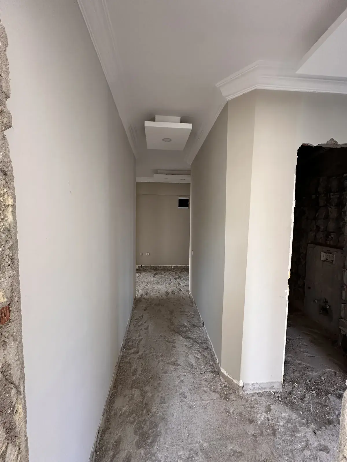 Koridor — giriş yönü — renovasyon öncesi