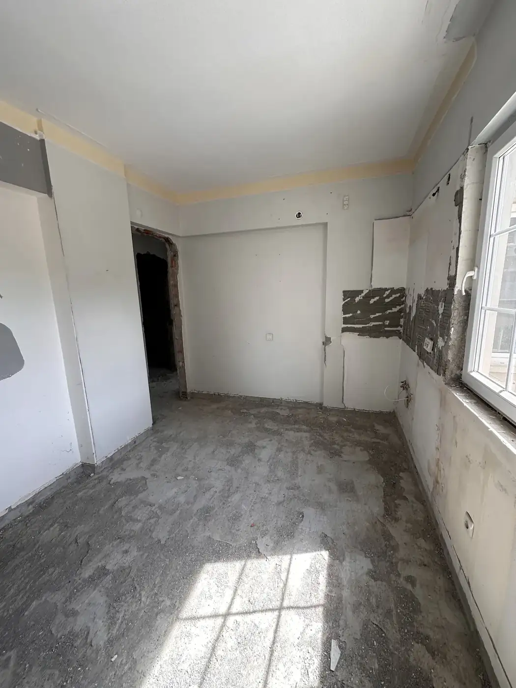 Mutfak — tezgâh hattı — renovasyon öncesi
