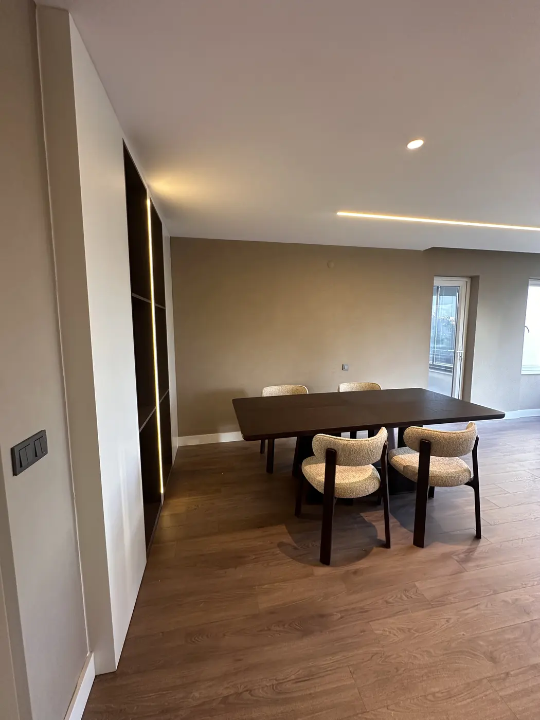 Lara Fener Konut Renovasyonu — Salon, yemek masası
