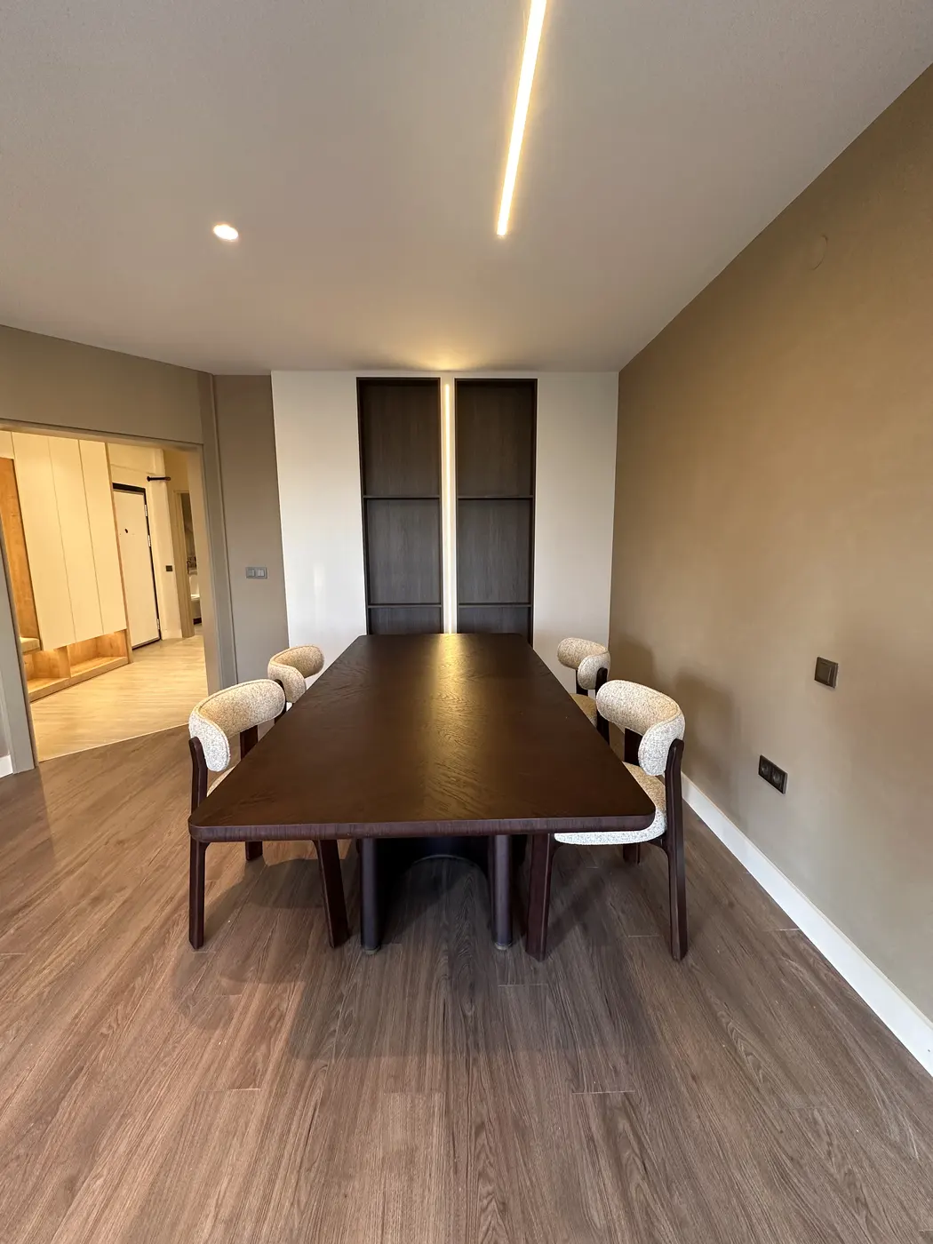 Lara Fener Konut Renovasyonu — Yemek masası ve dolap duvarı