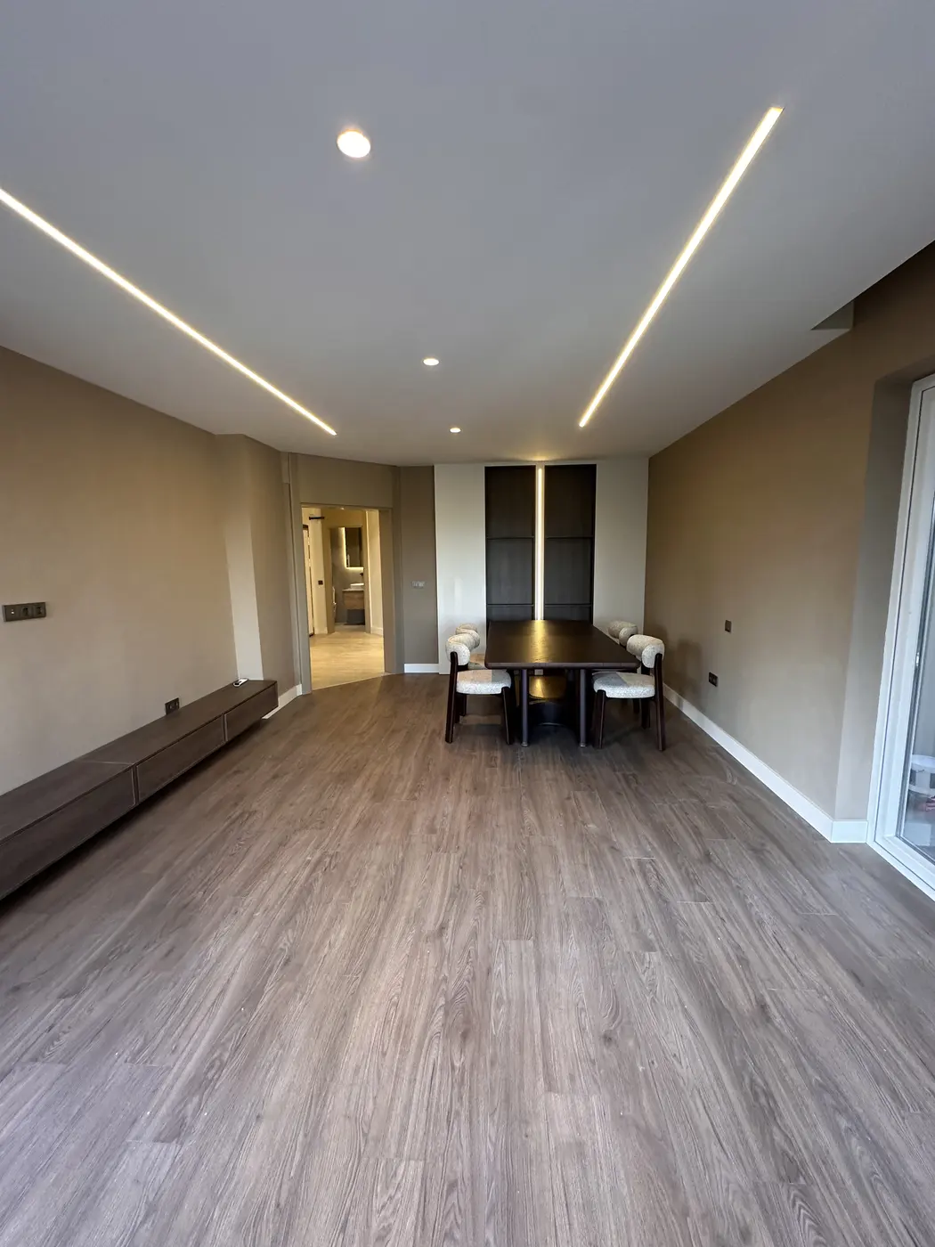 Lara Fener Konut Renovasyonu — Salon, koridora bakış