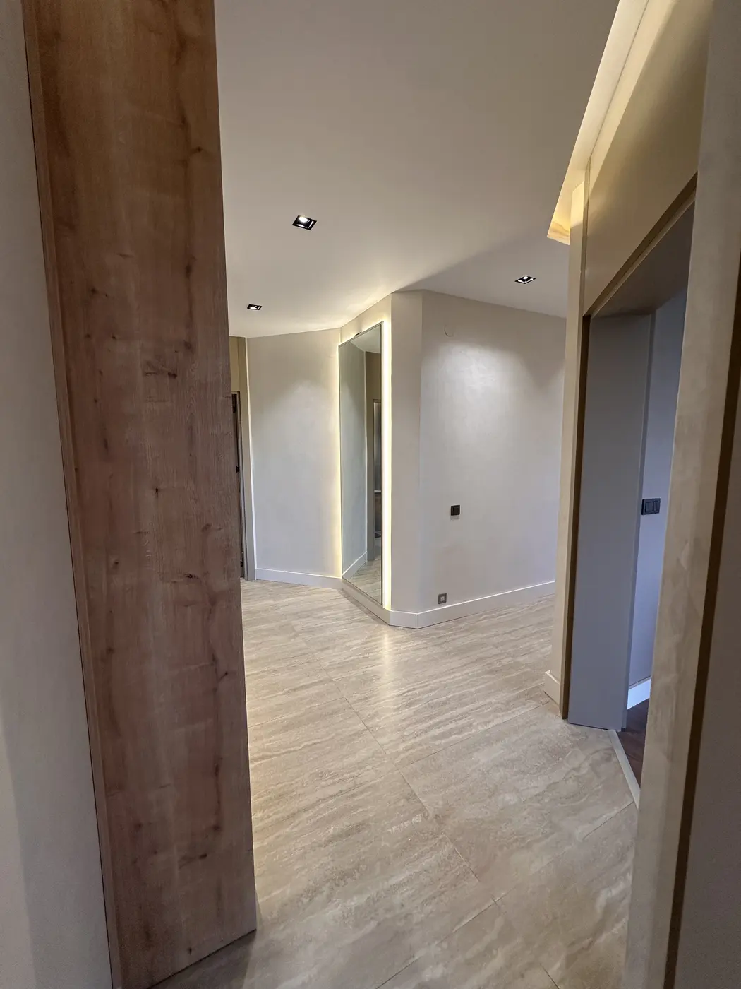 Lara Fener Konut Renovasyonu — Salona açılan ahşap geçiş