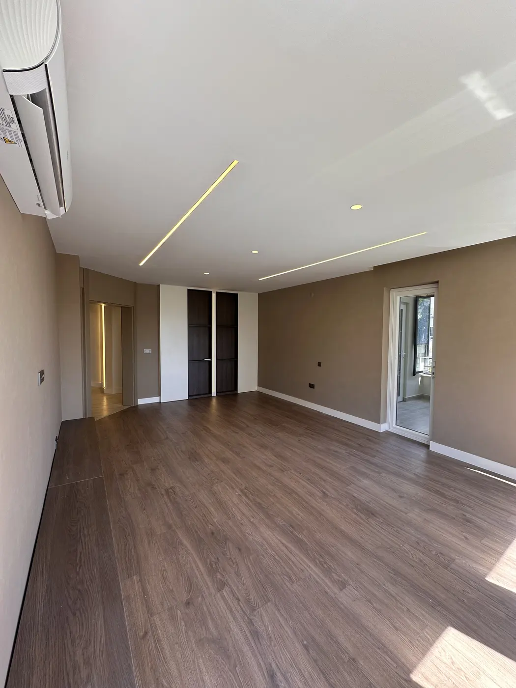 Lara Fener Konut Renovasyonu — Salon, balkon çıkışı