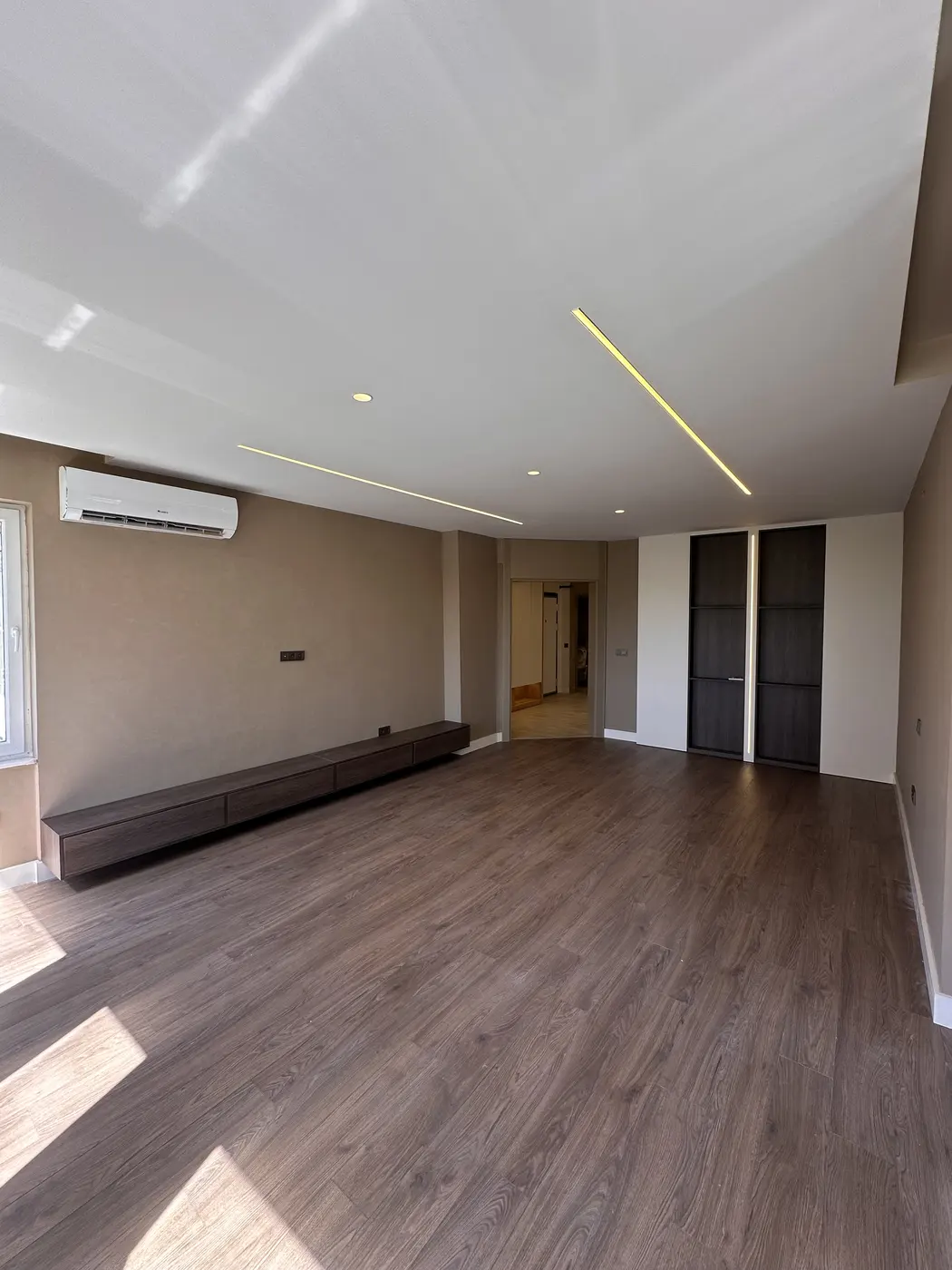 Lara Fener Konut Renovasyonu — Salon, kapı hattı