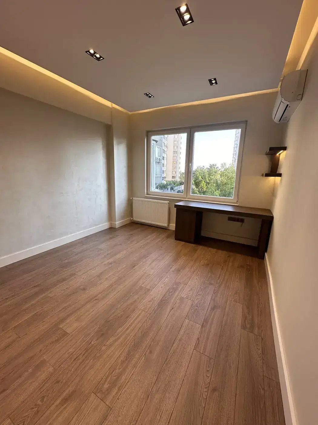 Lara Fener Konut Renovasyonu — Oda, pencere önü konsol
