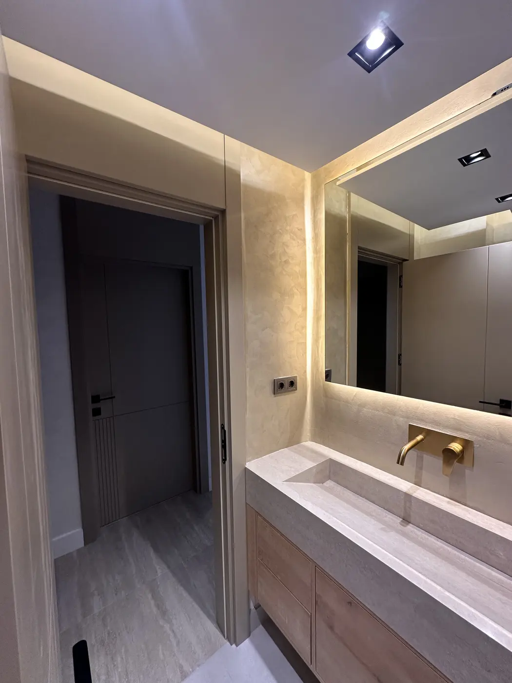 Lara Fener Konut Renovasyonu — Banyo aynası ve aydınlatma