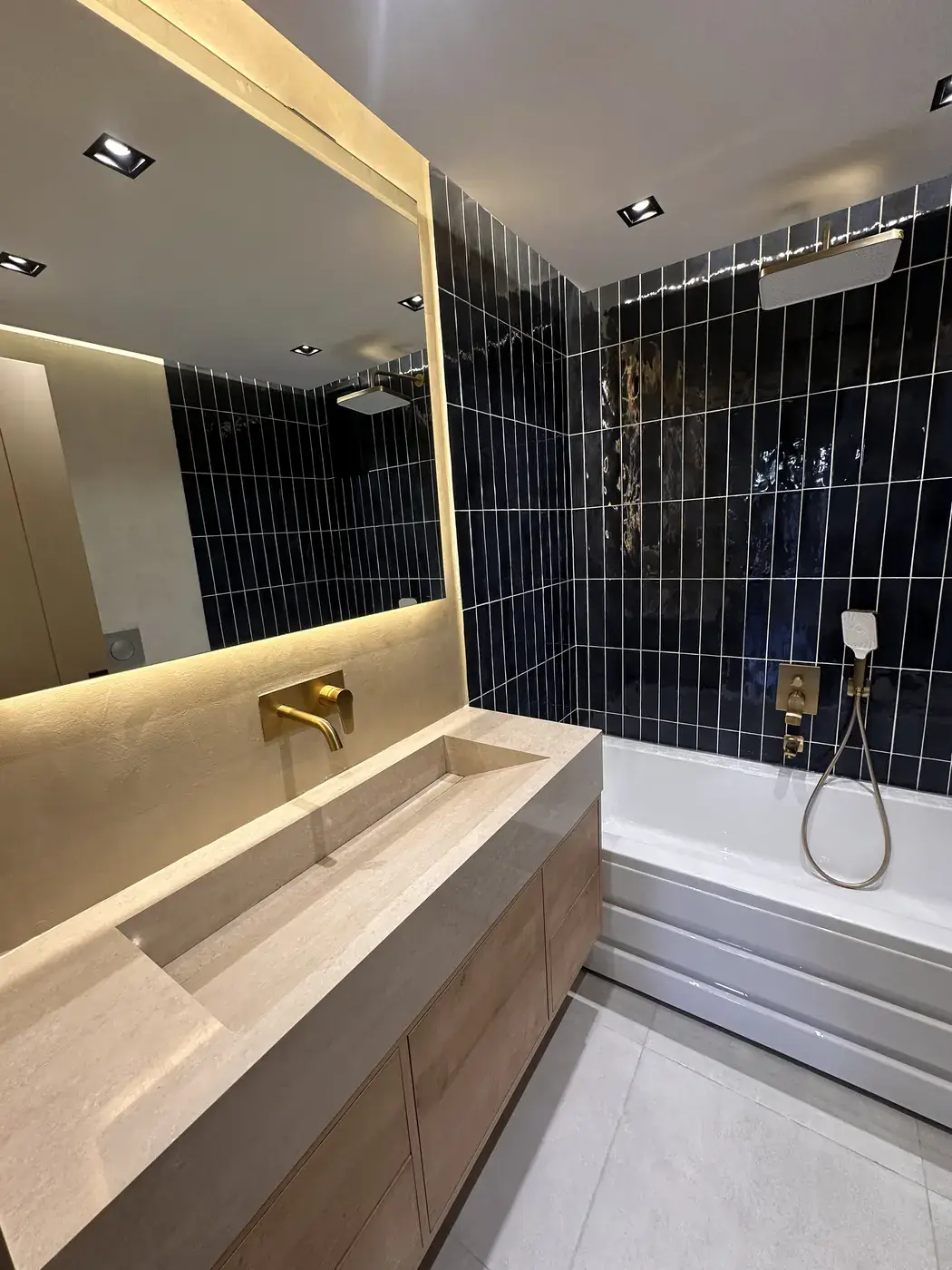 Lara Fener Konut Renovasyonu — Banyo, siyah mozaik detay