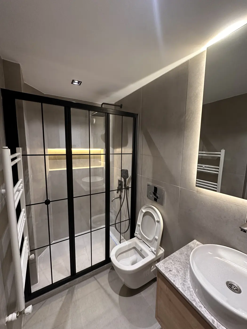 Lara Fener Konut Renovasyonu — İkinci banyo, lavabo ve duş bölmesi