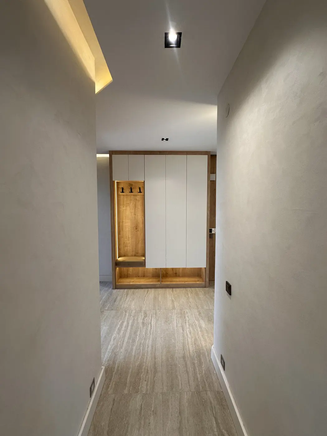 Lara Fener Konut Renovasyonu — Koridor dolabı