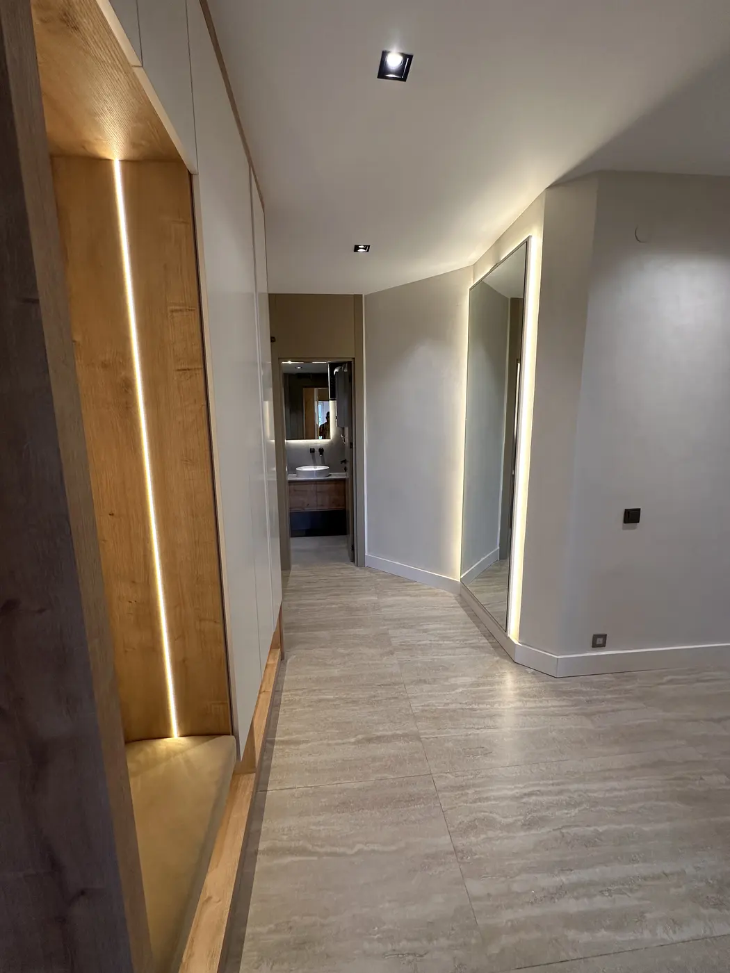 Lara Fener Konut Renovasyonu — Koridor aydınlatması