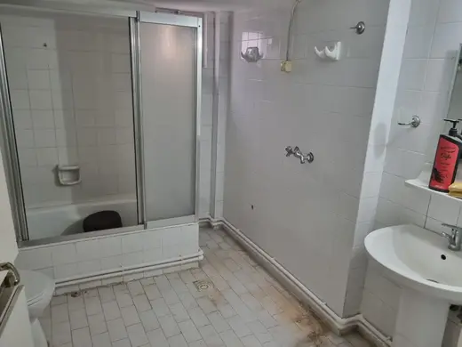 Meltem Konut Renovasyonu — Banyo, ÖNCE — duşakabin ve lavabo tarafı