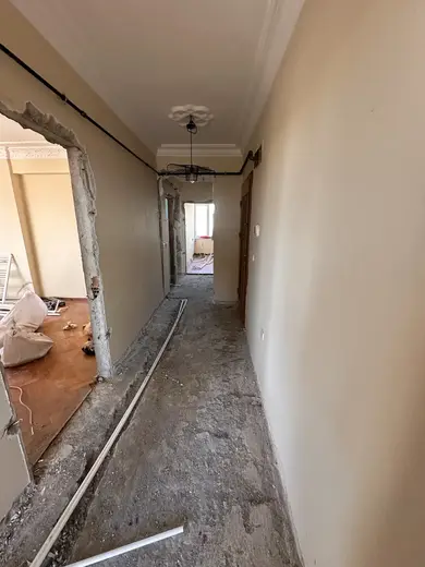 Meltem Konut Renovasyonu — Koridor, kırım aşaması, zemin ve sıva sökülmüş