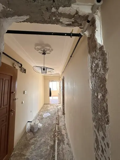 Meltem Konut Renovasyonu — Koridor, tesisat hatları açık, tavan kurgusu hazırlanıyor