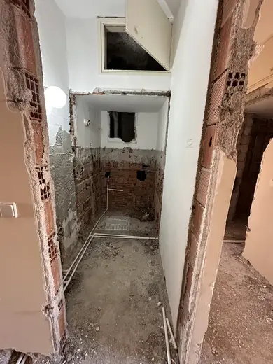 Meltem Konut Renovasyonu — Küçük Banyo, söküm sonrası, tesisat ve gider hattı açık