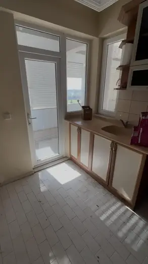 Meltem Konut Renovasyonu — Mutfak, ÖNCE — balkon kapısı ve tezgâh hattı