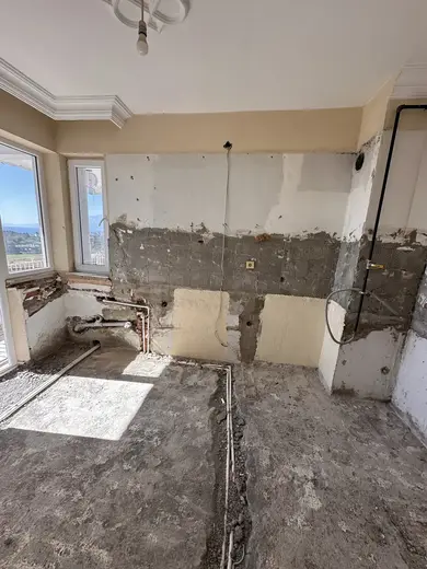 Meltem Konut Renovasyonu — Mutfak, tesisat hatları yenilenirken