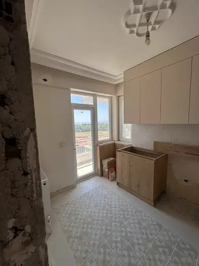 Meltem Konut Renovasyonu — Mutfak, üst dolapların montajı