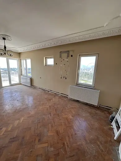 Meltem Konut Renovasyonu — Salon, pencere hattı ve mevcut parke