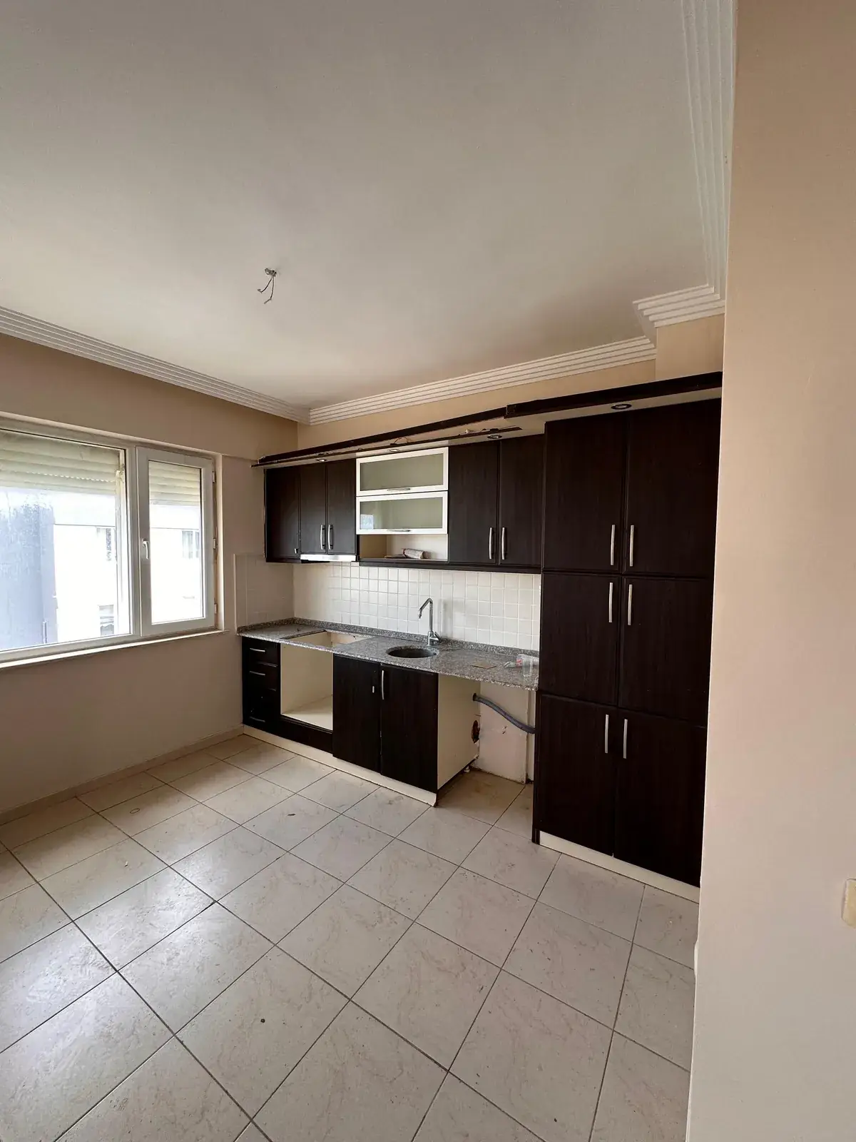 Mutfak — pencere hattı — renovasyon öncesi