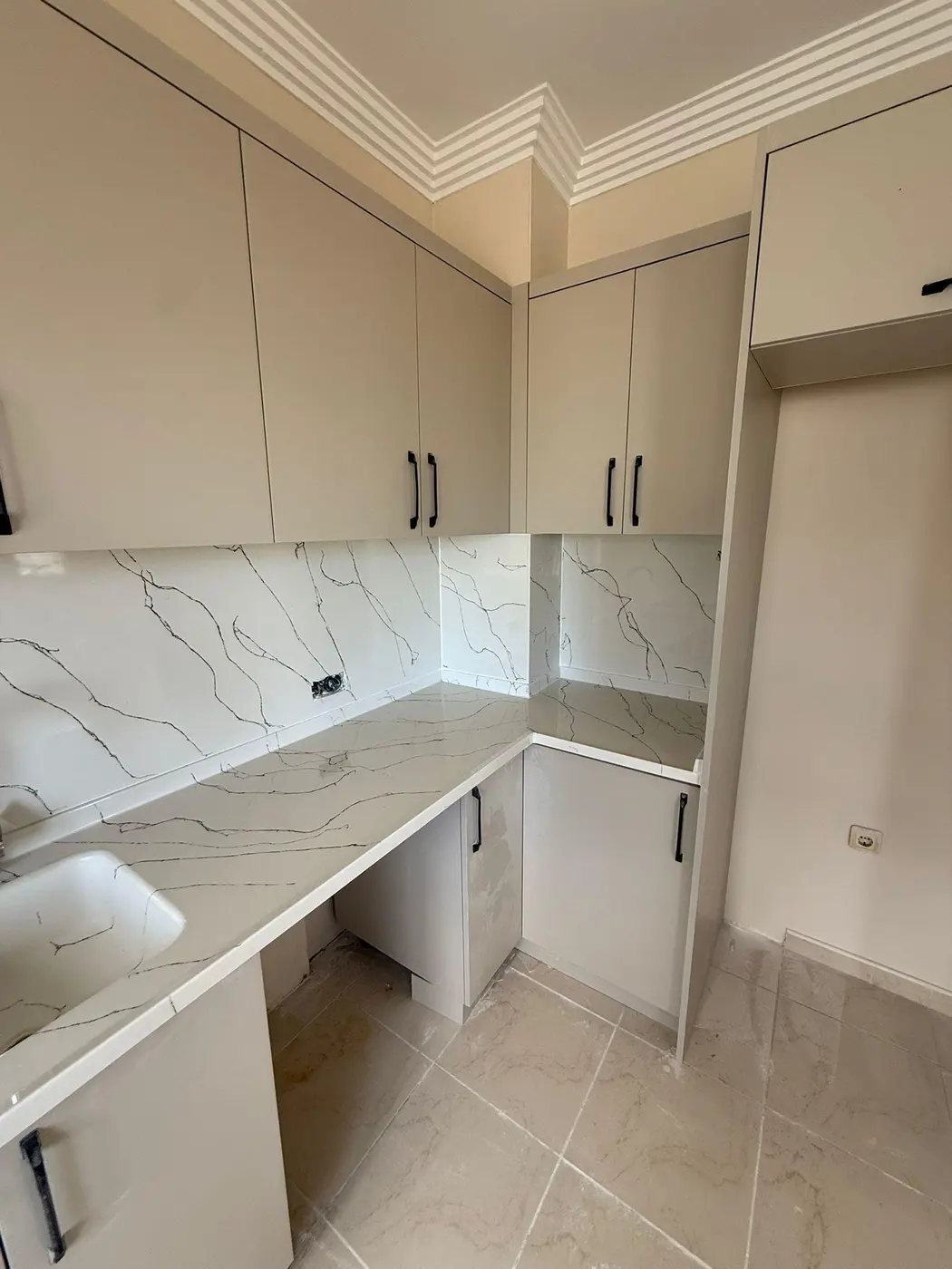 Sarısu Blue Village Mutfak Renovasyonu — Mutfak köşe dönüşü ve mermerit tezgâh arası