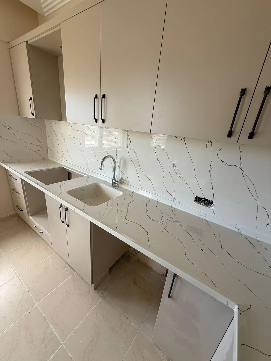 Sarısu Blue Village Mutfak Renovasyonu — Tezgâh hattı ve evye