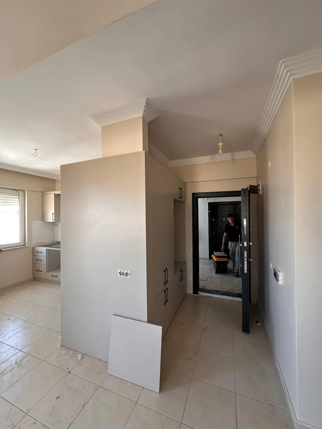 Sarısu Blue Village Mutfak Renovasyonu — Girişten mutfağa geçiş